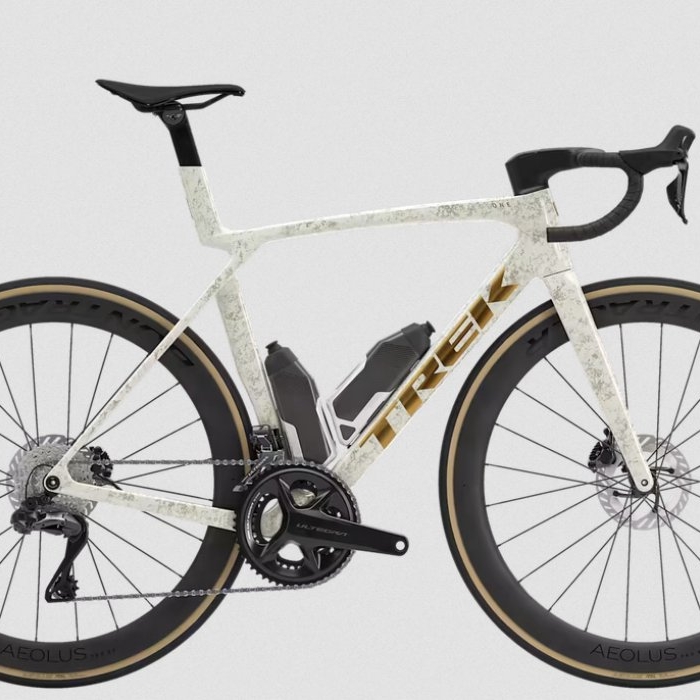 Bicicleta de Estrada Madone SLR 7 8ª Geração Era White/Supernova Marble tam M 5320275 - ENCOMENDE