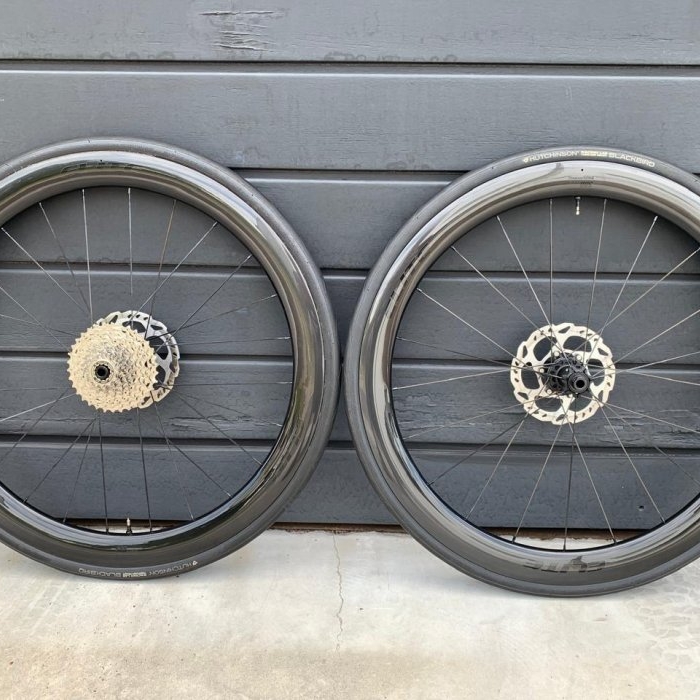 Par de Rodas de Estrada Elitewheels Marvel 50D Carbono – Performance Profissional