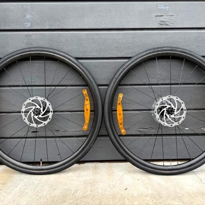 Par Roda Bontrager Paradigm TLR23 700x32 Pneus Rotores Shimano